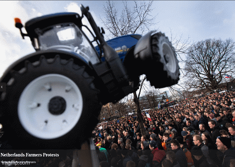 English : Dutch Farmers🇳🇱 👨‍🌾 
wij zijn het zat = We are fed up
demir aan de strop = Demir on the noose